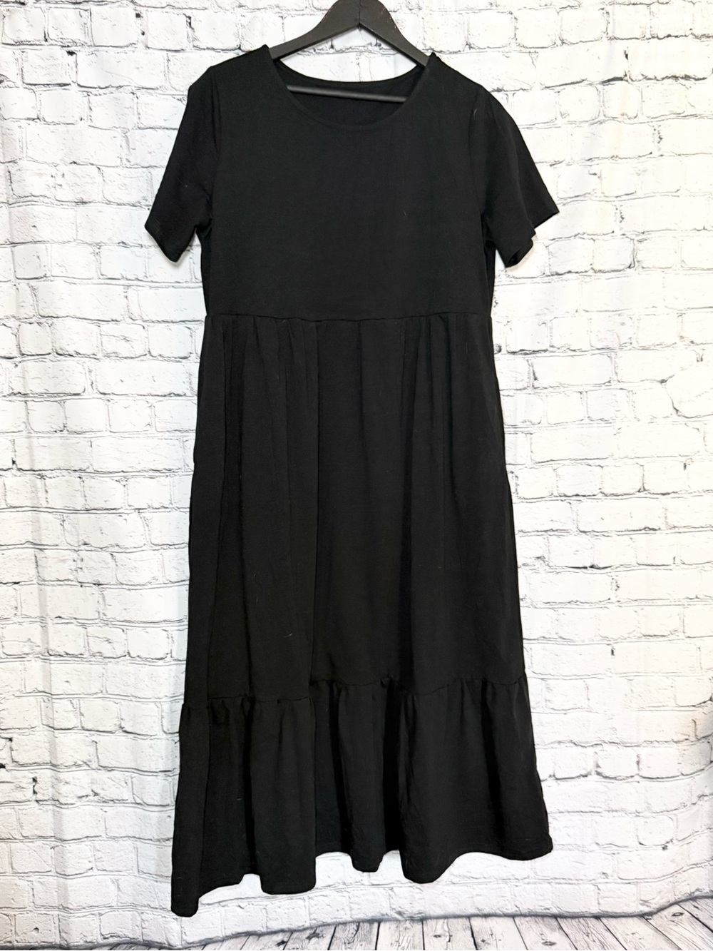 Black Short-Sleeve Midi Dress - Classic Women's Dress. Size L